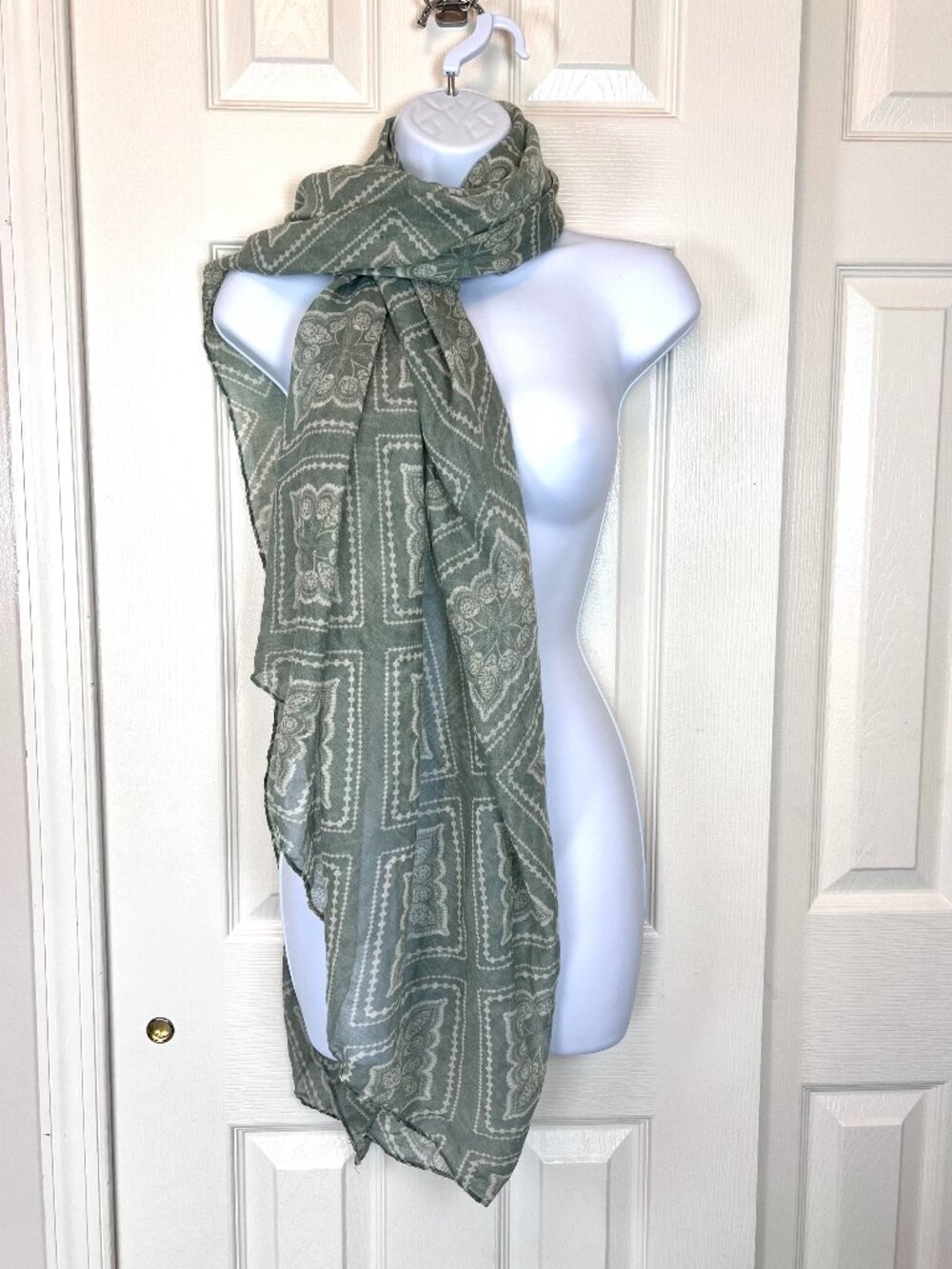 Lightweight Green and White Diamond Flower Motif Scarf 70"